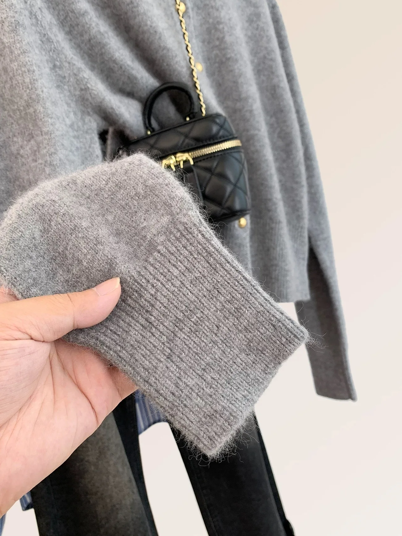 سترة نسائية عصرية جديدة للخريف والشتاء برقبة دائرية بلون سادة على الطراز الكوري سترة محبوكة مريحة بأزرار علوية -XZ273