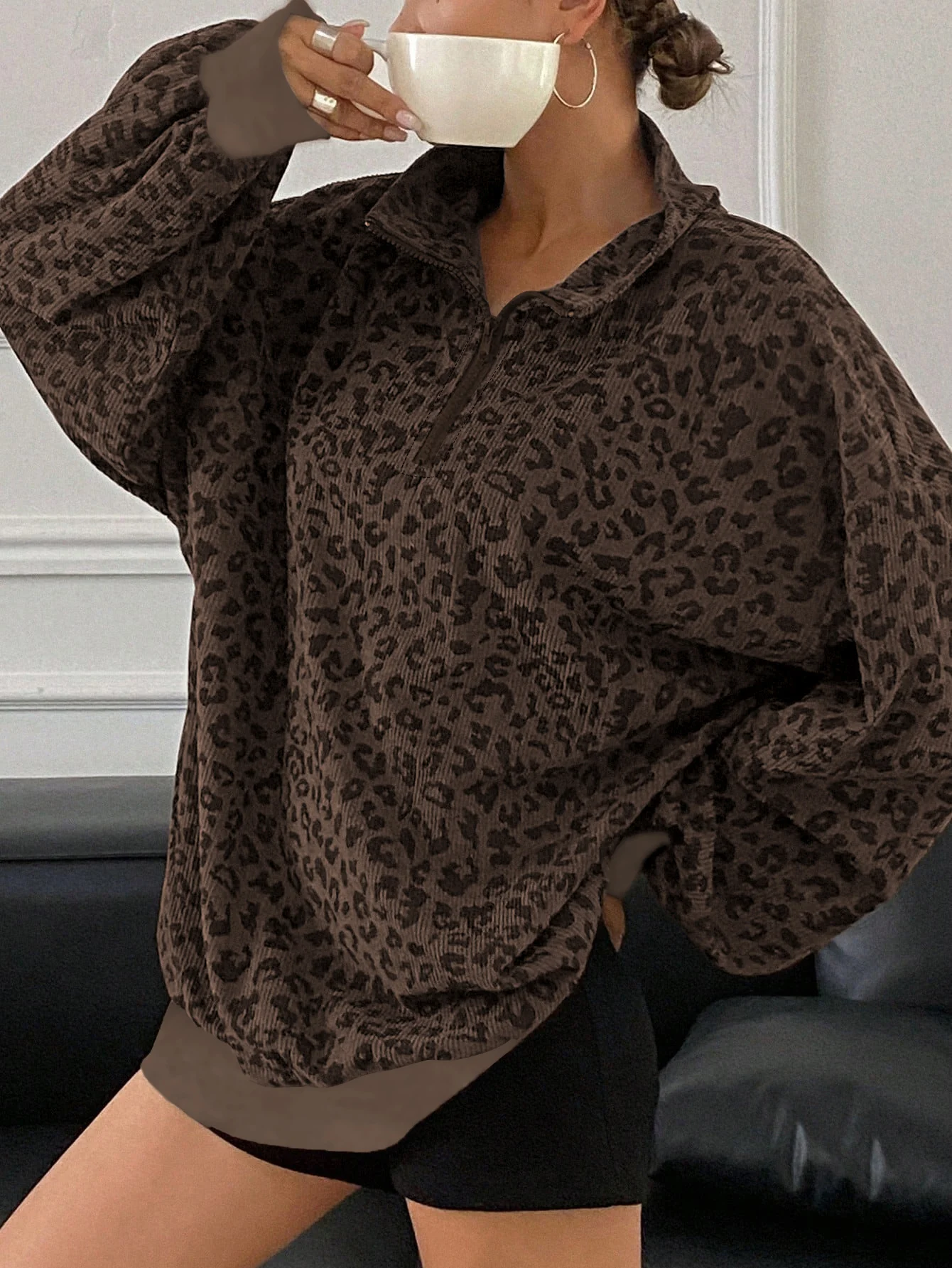 Damen-Pullover mit Leopardenmuster und halbem Reißverschluss, Oversize-Sweatshirt mit langen Ärmeln, Stehkragen und gerippter Struktur, lässige, lockere Bluse. – Detail 5