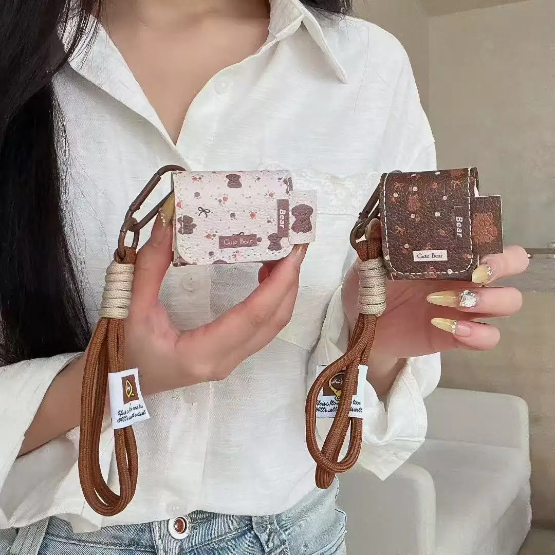 高級感のある小さなクマ柄レザーイヤホンケース AirPods Pro 2/3用 耐衝撃カバー ランヤード付きヘッドセットバッグ AirPods 4/3/2/1世代対応