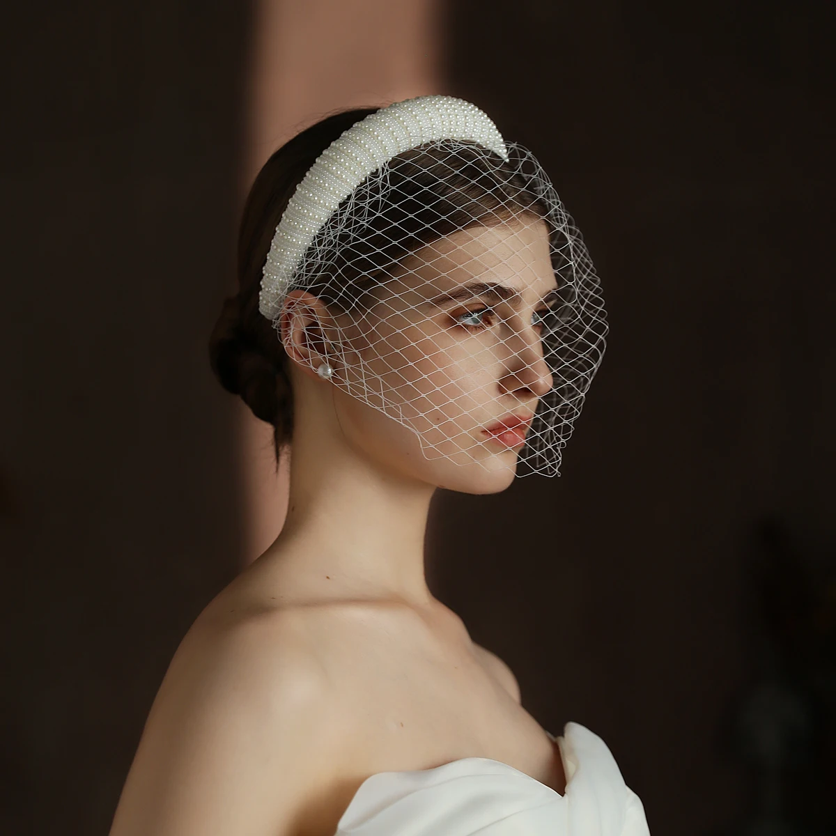 2 in 1 Wedding Bridal Cage Veil Fishing Net Mesh White Short Brides Blusher Veil with Elegant Pearls Hair Hoop V320