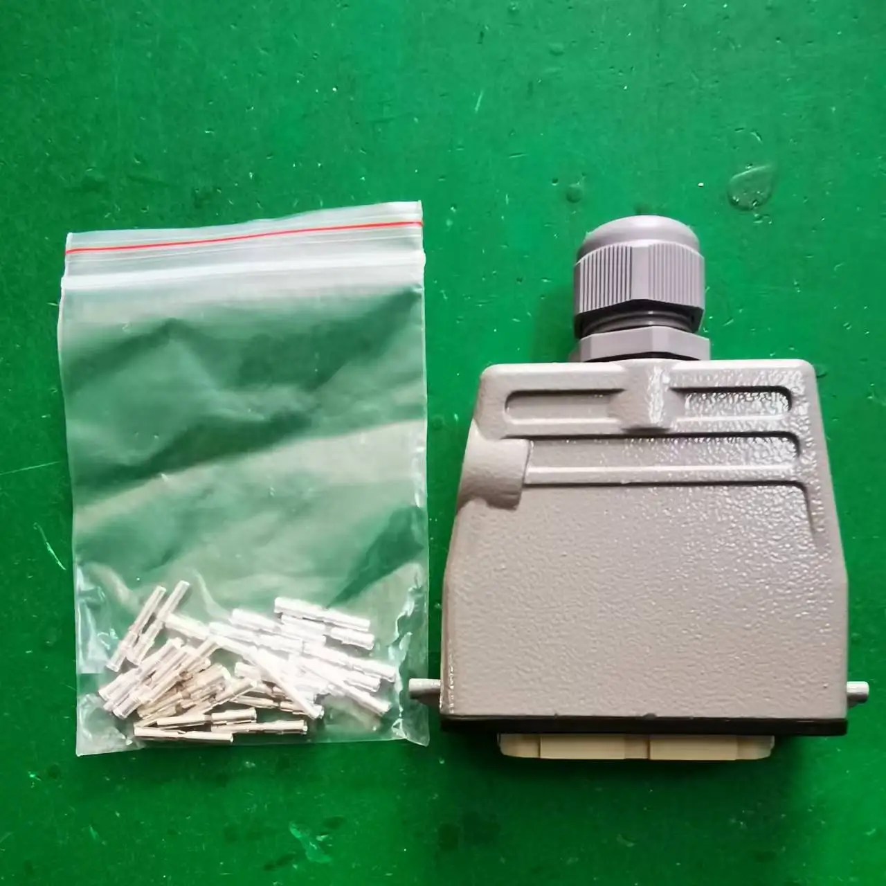 25 pins heavy duty connector HDC-HD-025-M female core connector Cables are routed from the top