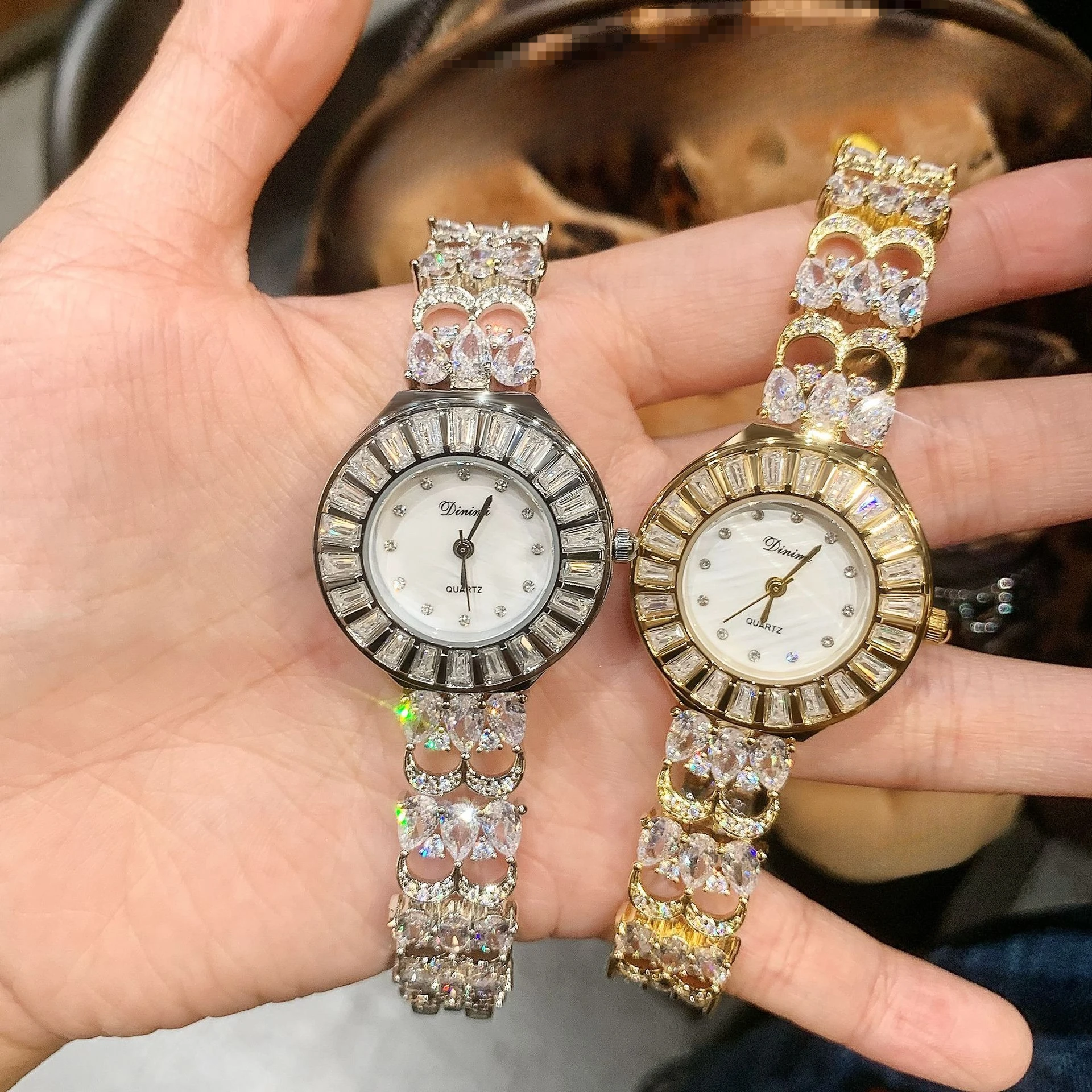 Dimini, nueva pulsera de lujo con luz de diamante, reloj para mujer con correa hueca, tendencia de moda, colección de relojes de cuarzo transfronterizos