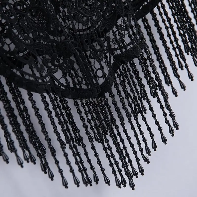 

Легкие жемчужины украшены накидками на плечо