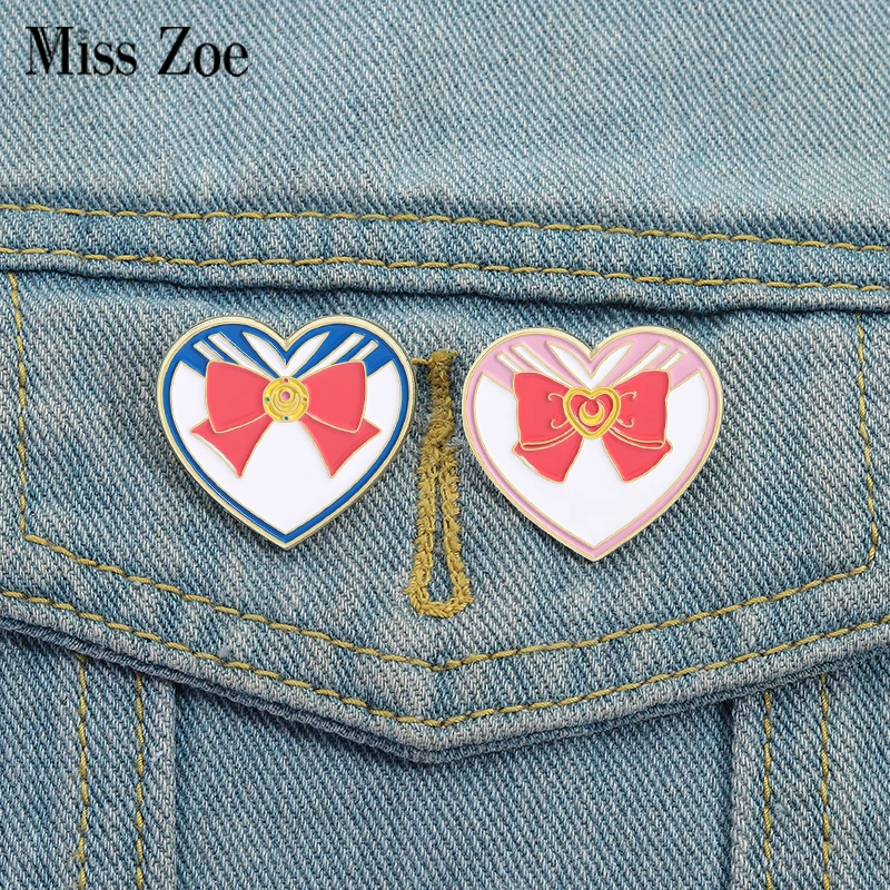 Anime Mädchen Herz Emaille Pins Benutzerdefinierte Rosa Blaue Schleife Broschen Revers Abzeichen Kleidung Lustige Schmuck Geschenk für Freunde