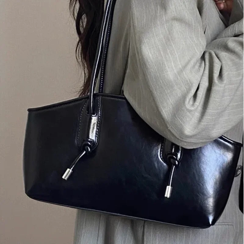 2024 Women\'s Small Square Bags Fashion Shoulder Bags Advanced Black New Small Square Bags Commuter Leisure Outdoor Axillary Bags