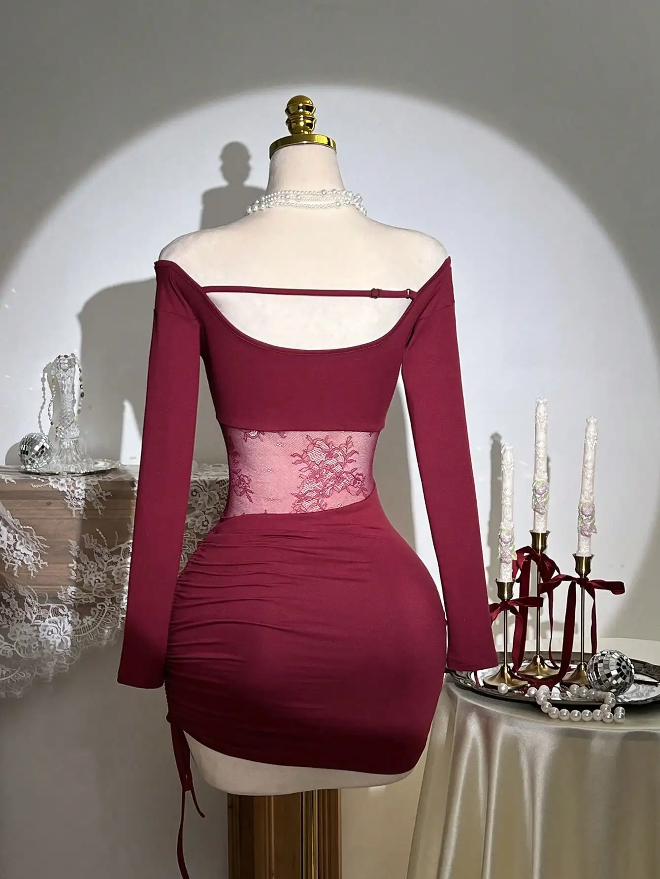 Vestido Mini Bodycon Vermelho Vinho com Ombros Descobertos, Manga Longa, Painel de Renda e Amarração Lateral