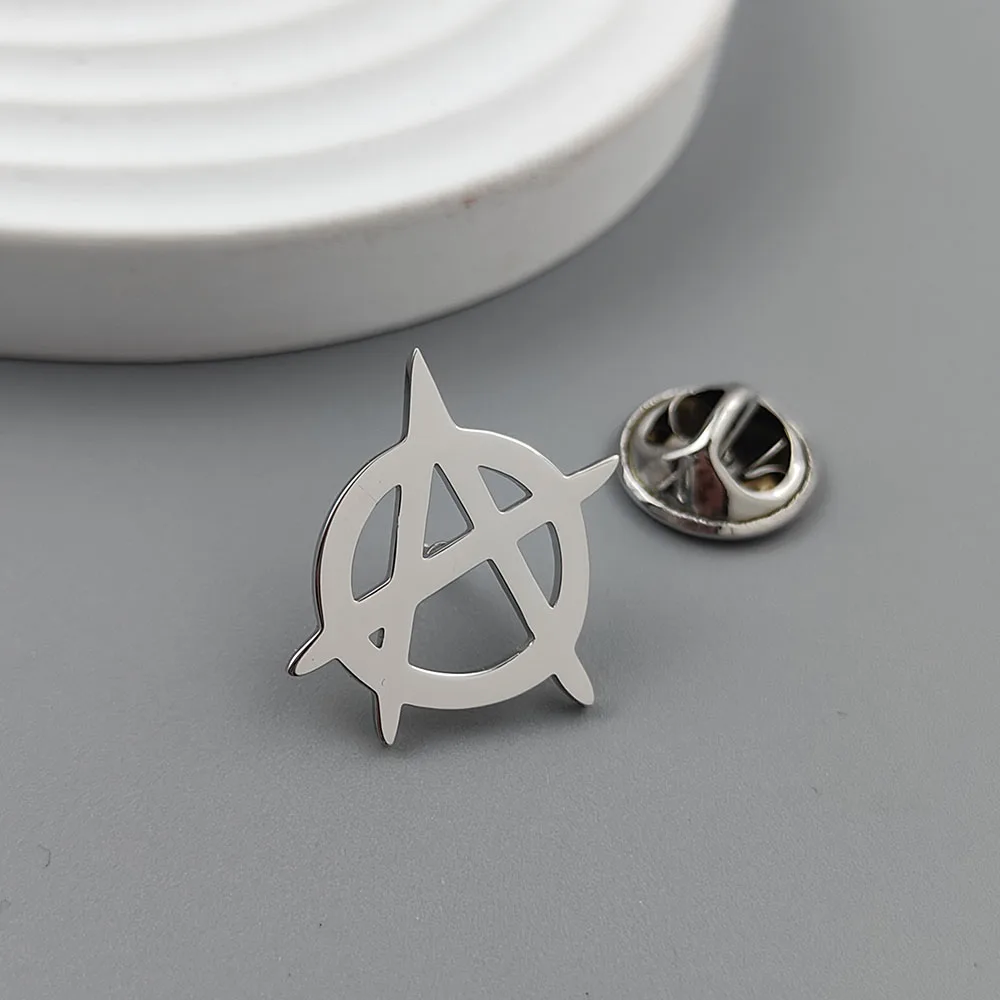 Unique 18K-gold-plated stainless steel brooch: wheel symbol design, fashionable lapel pin, suitable for daily gifts