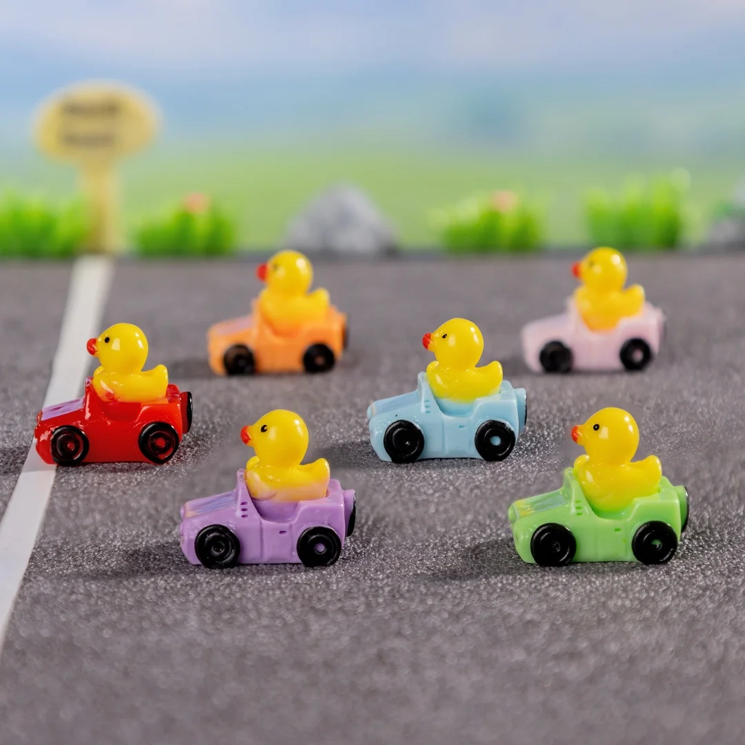 Cartoon Car Resin Duck Mini Duck - Randomly Colored Mini Car Duck, Cute and Durable, Ideal Home Office Decoration and Gift