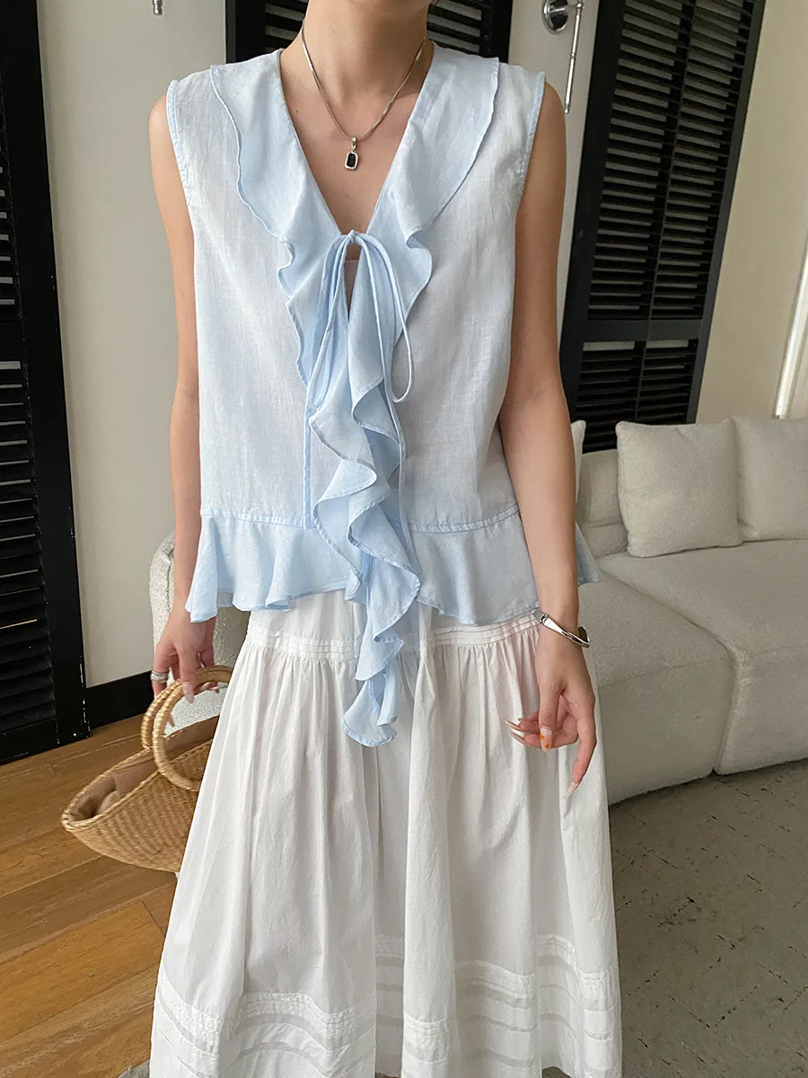 Sommerliche Damen-Weste in einfarbigem Design mit Rüschenkante und V-Ausschnitt, ärmellos. – Detail 13