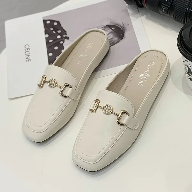 Lente Zomer Vrouwen Slippers Mode PU Lederen Muilezels Schoenen Vierkante Neus Metalen Gesp Versieren Baotou Lage Hak Casual Half Slides