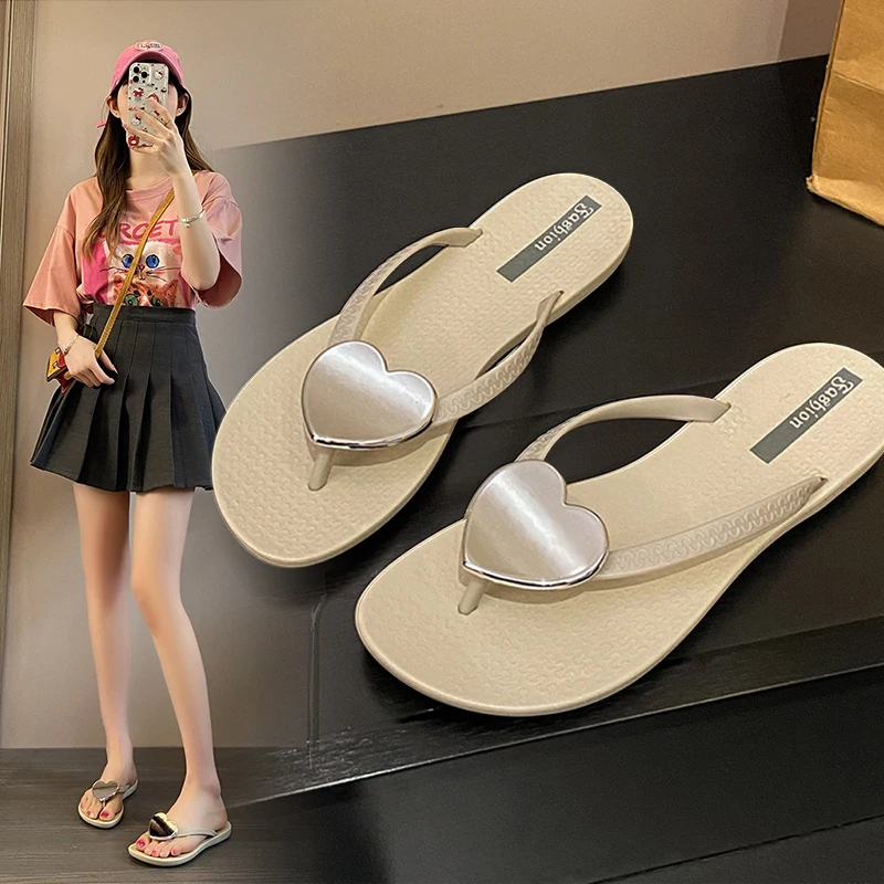 

Женские тапочки-стринги с сердечком, лето 2023, новые уличные противоскользящие пляжные праздничные сандалии для ног, сандалии на плоской подошве из ПВХ