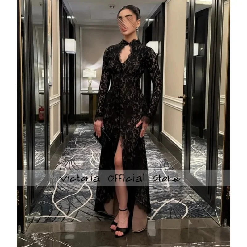 فساتين حفلة موسيقية من الدانتيل الأسود مطوي مناسبة رسمية فساتين سهرة بطول الأرض وفتحة جانبية وأكمام طويلة فساتين حفلات مخصصة