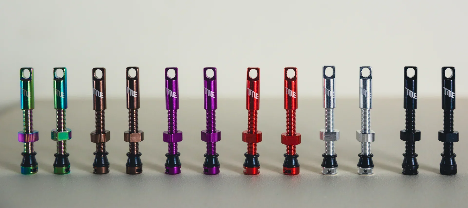 

Канада Бескамерный клапан TITLE с металлической крышкой - съемный 1 комплект из 2 шт. Большой впускной воздушный клапан для занятий спортом и фитнесом