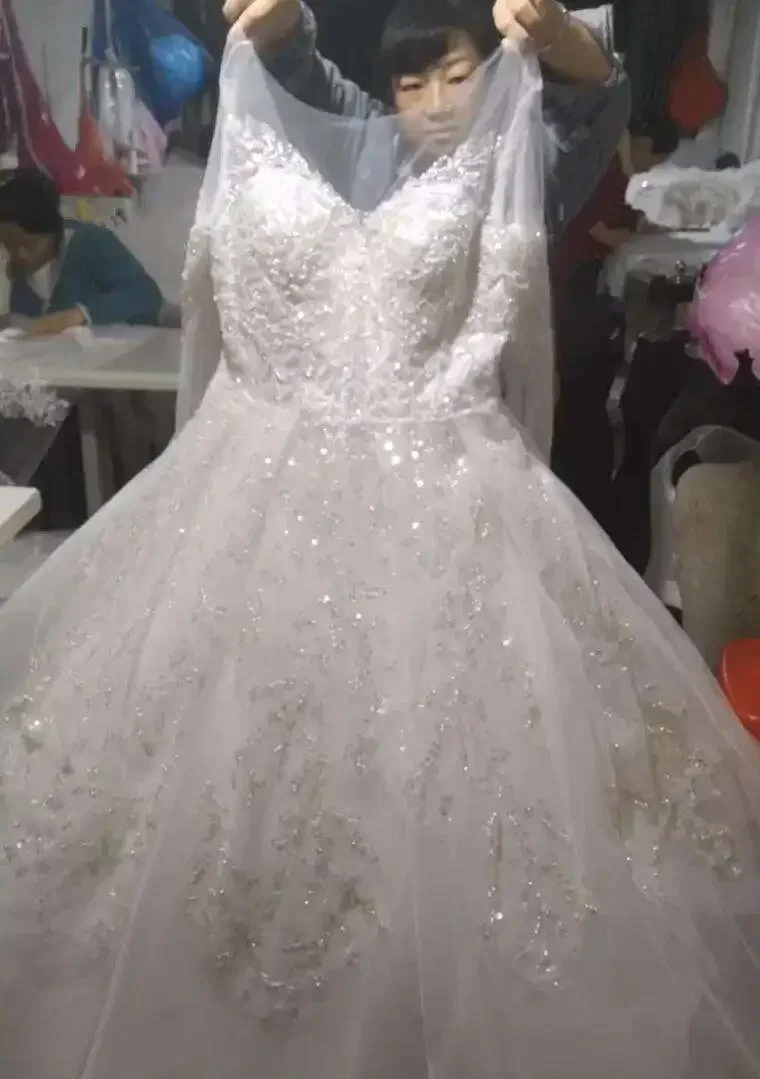 تخصيص مغرفة الرقبة تسلق الخرز الترتر Ballgown فستان الزفاف Vestido De Noiva حجم كبير ثوب الكرة منتفخ فستان زفاف الأفريقي