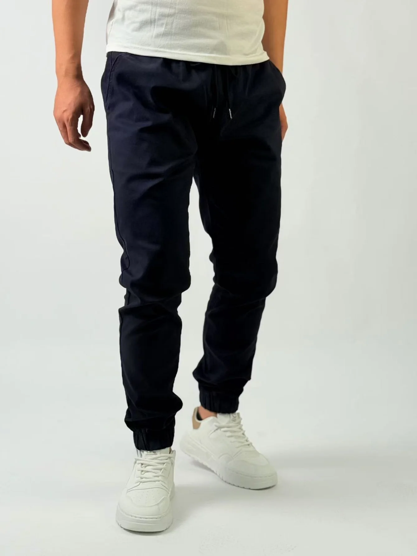 

Мужские повседневные брюки KING JEANS NAVY с эластичным поясом и шнурком. Подходит для делового и офисного ношения.