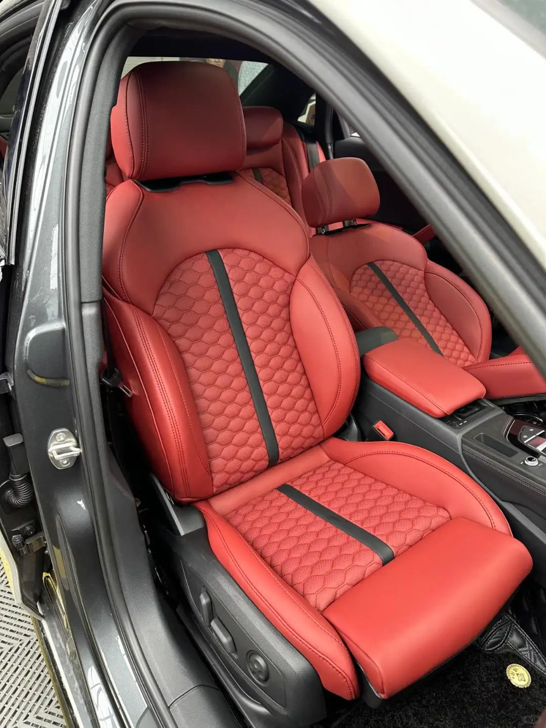 

Suitable For EV Seat Upgrade Full Set Of Red Leather Car Seats With Honeycomb Stitching And Black Stripe Design
