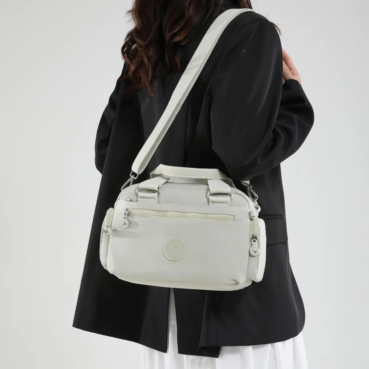 

Шикарная и элегантная повседневная повседневная сумка, новинка 2025, женская нейлоновая сумка на плечо, большая вместимость и трансформируемая для поездок на работу и ошибок