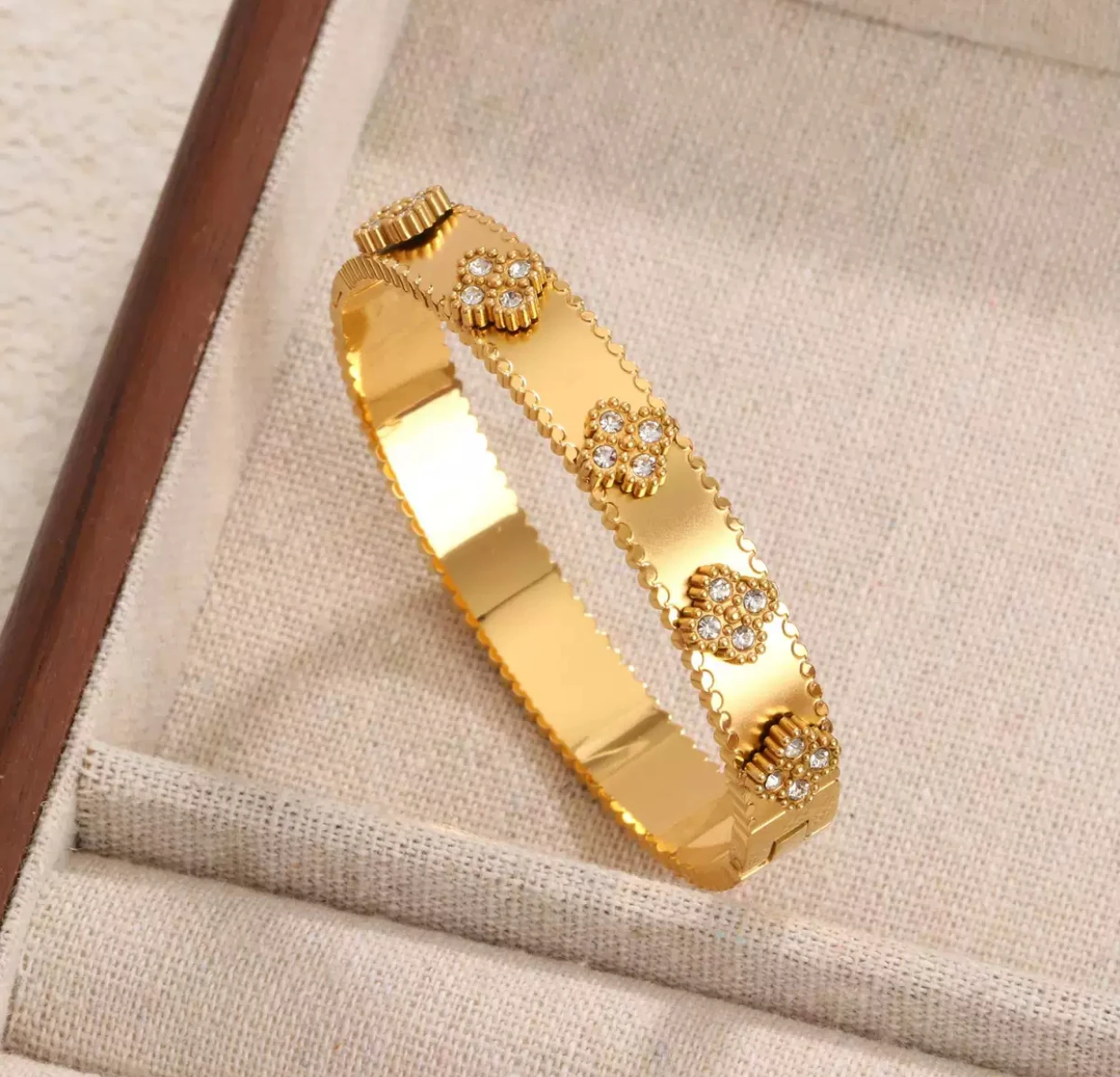 

Hot-selling titanium steel luxurious design sense bracelet European and American fashion high-end sense temperament wristband