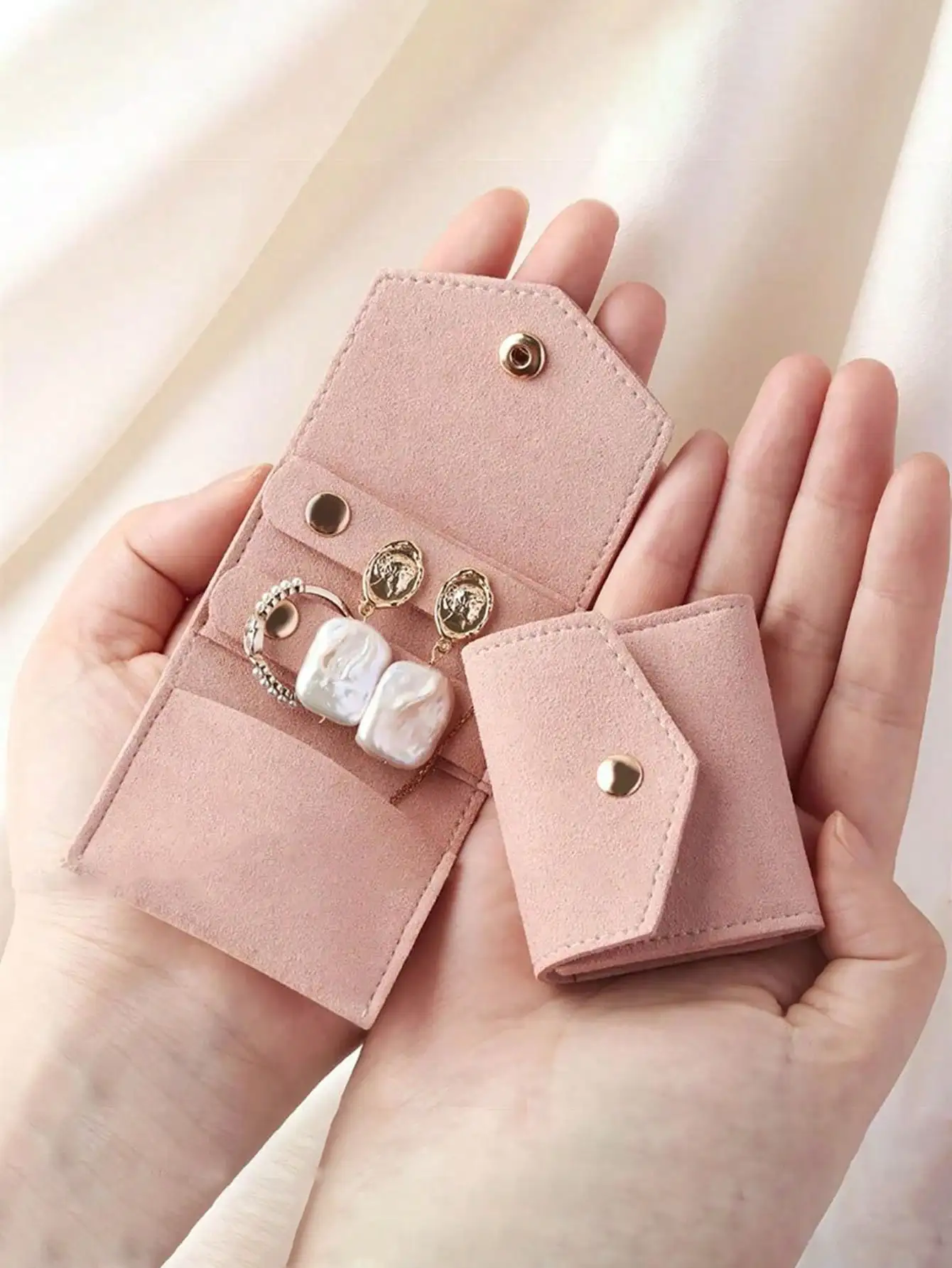 

Portable Multifunctional Small Jewelry Roll Bag, 2.36 Inch X 1.97 Inch Earrings Velvet Jewelry Pouch, Mini Portable Earrings Necklace Ring Storage Bag, Jewelry Organizer, Cosmetic Bag Makeup Bag.Perfect For Gifting To Family And Friends, Gatherings, And H