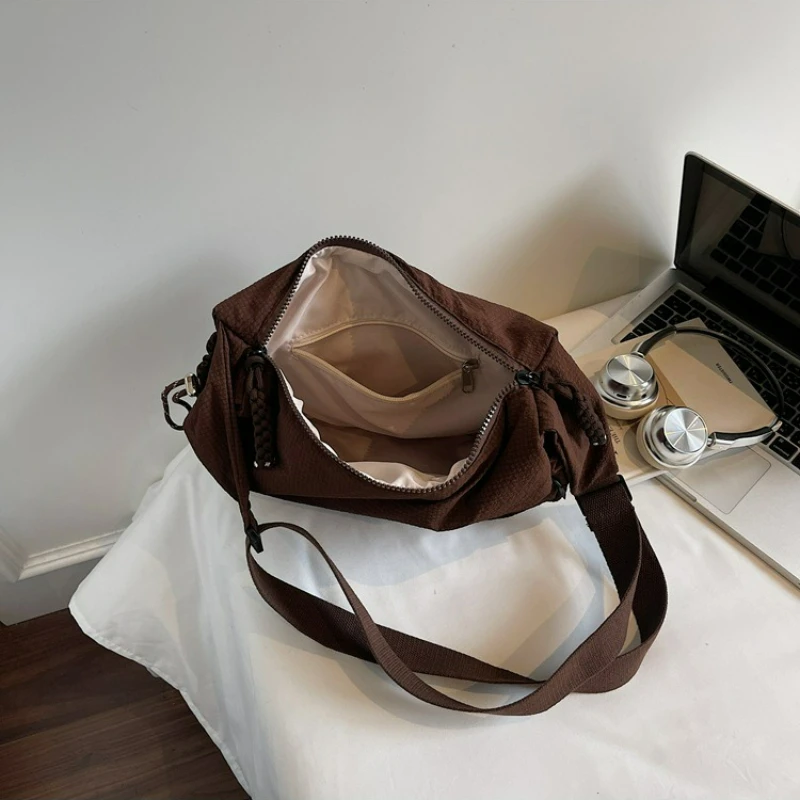 حقائب هوبو نسائية جديدة ذات ملمس ومتعددة الاستخدامات حقائب كروس ذات سعة كبيرة حقائب تخزين بسيطة غير رسمية لطلاب الجامعات