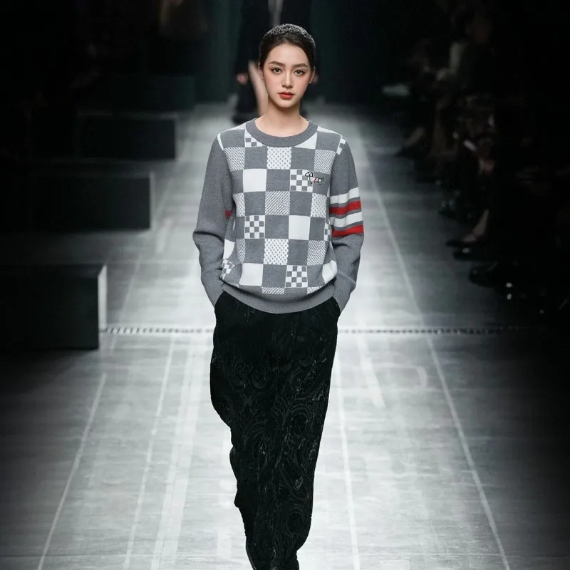 2026 Herfst Winter Trui Dames Donkergrijs Ronde Hals Vierkant Raster Bloemen Hond Borduren Groothandel voor Dames