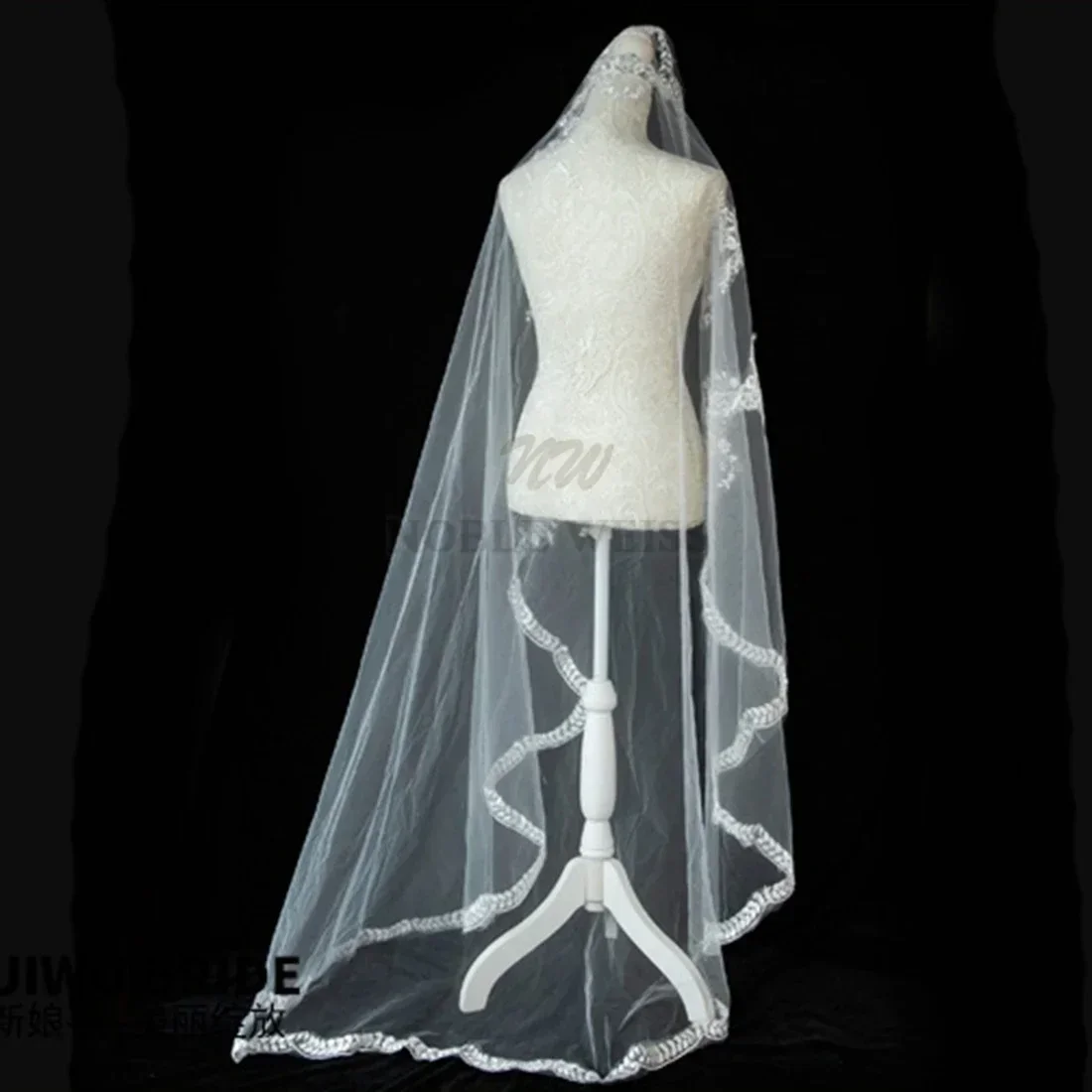 Vintage One-Layer Bridal Veil with Lace Edge and Appliqued for Wedding Photography Customized image 4