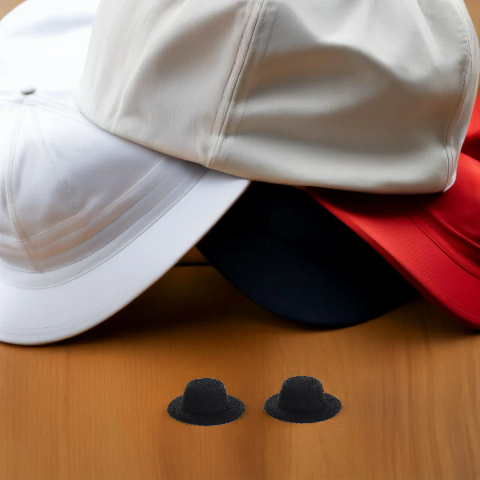 40個のミニ帽子 クラフト用：ミニフォーマルハット ブラック - DIYクラフトやパーティーデコレーション用ミニチュアキャップ - ドールハウスミニチュア