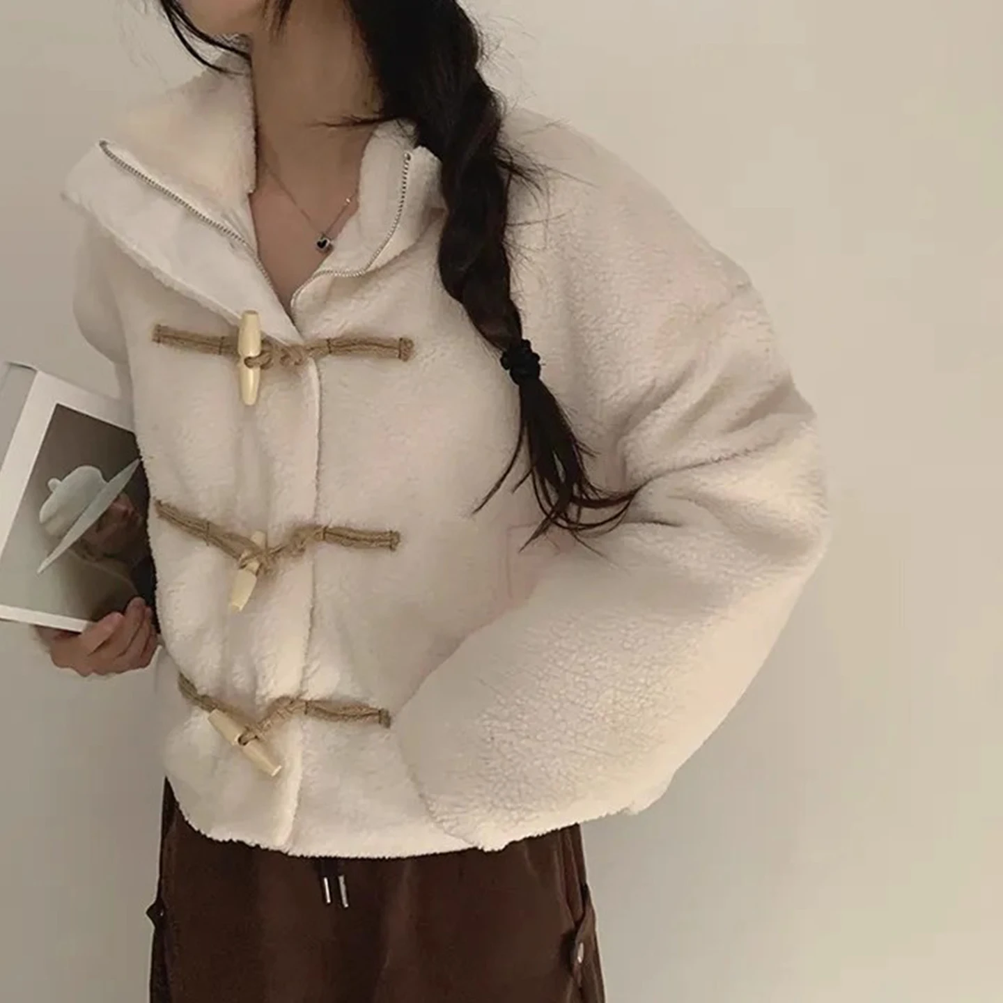 Jaket Wanita Katun Retro Serbaguna atau Longgar dengan Bulu Domba, Desain Kancing, Musim Dingin Baru, Gaya Kasual untuk Bepergian, Serat Poliester