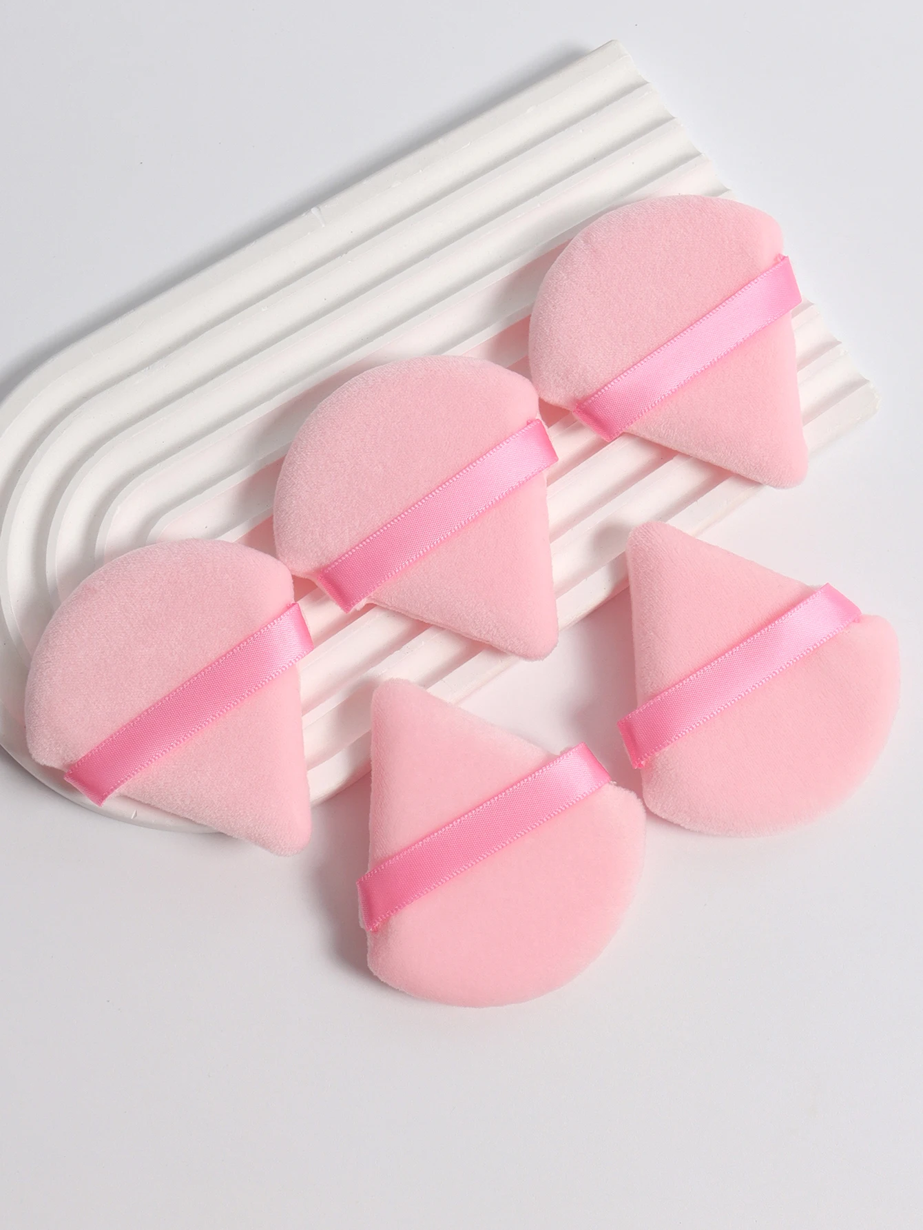 Triangular Powder Puff 20-40Pcs Is Used to Apply Loose Powder and Gently Press It onto the Face to Achieve a Setting Effect