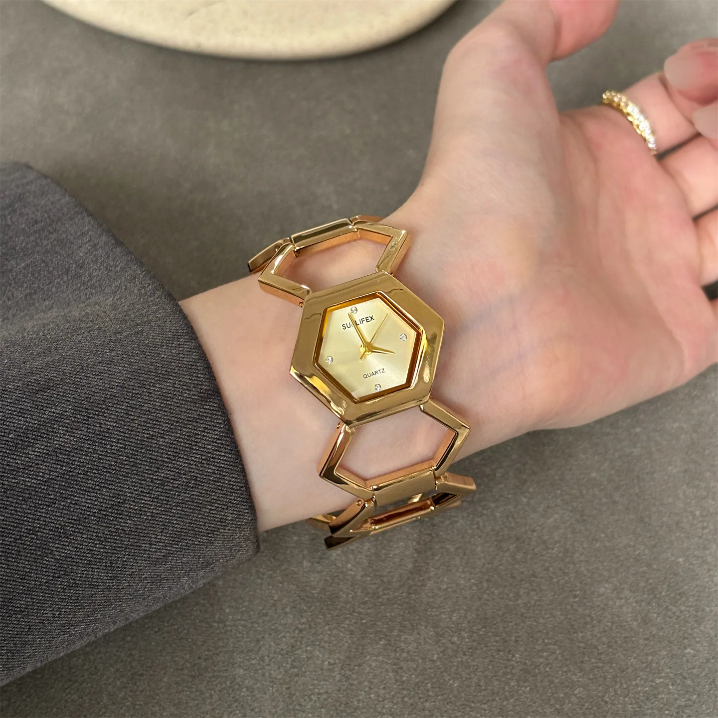 Sunlifex rhombic quartzo senhoras relógio de pulso pulseira de aço luxo relógio feminino ouro oco pulseira relógios feminino elegante