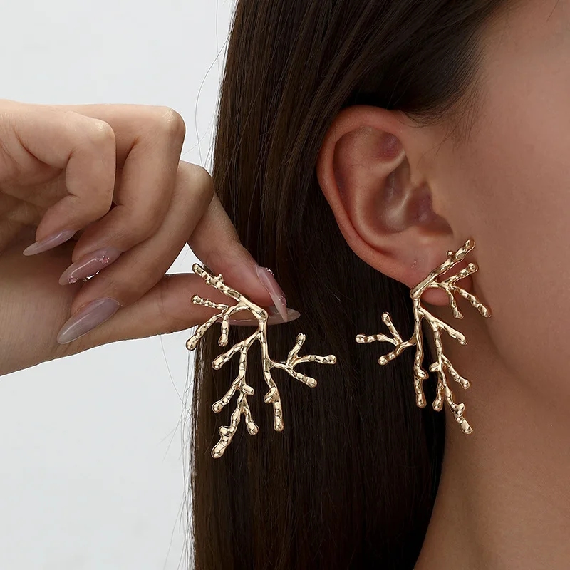 أقراط نسائية جديدة إبداعية أنيقة على الطراز الأوروبي والأمريكي مصنوعة من فرع المرجان الأحمر المعدني وإكسسوارات عصرية ممتعة لمزاد الشارع