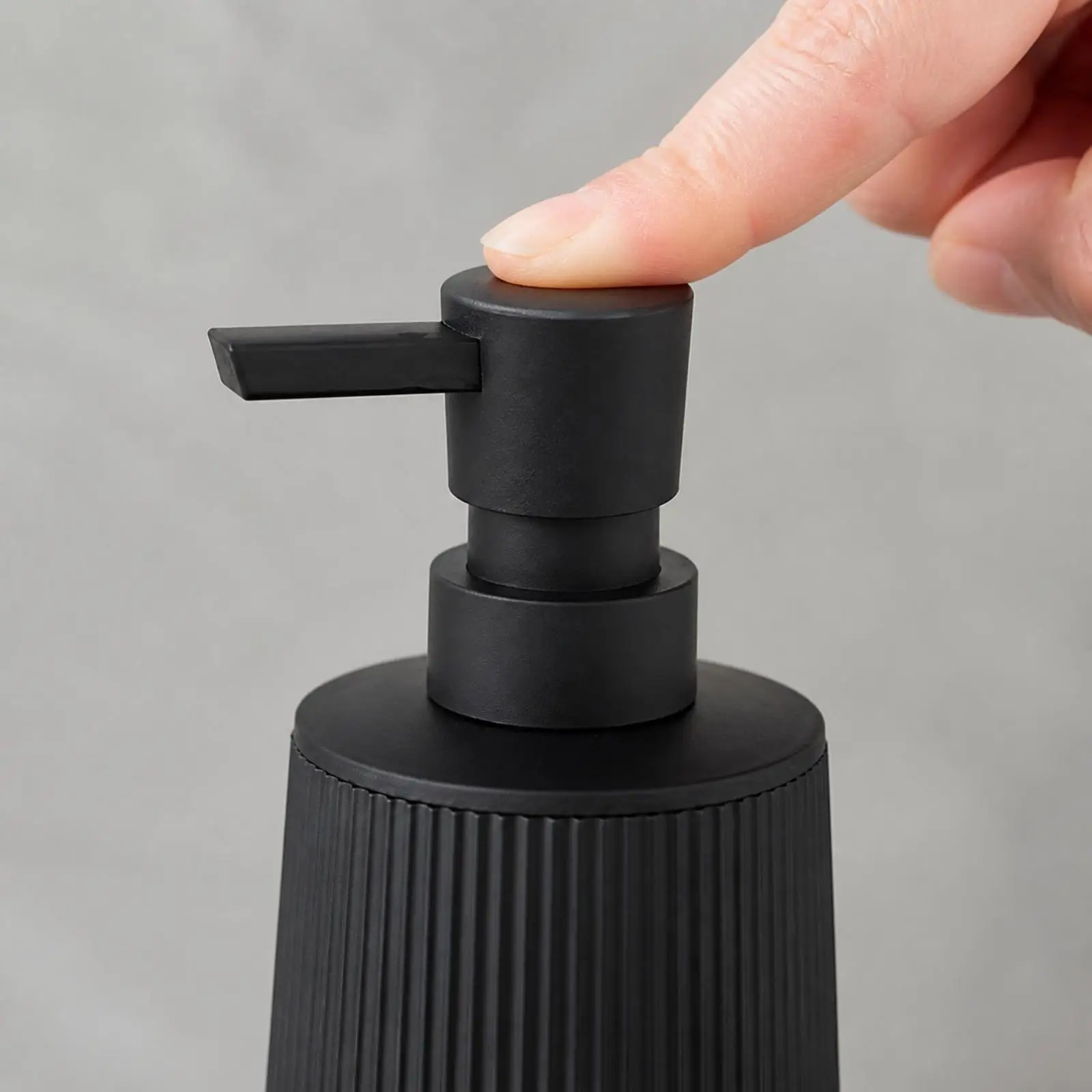 Refillable Black Soap Pump Dispenser ABS Material Ribbed Design for Bathroom Sink Kitchen Dish Soap Lotion