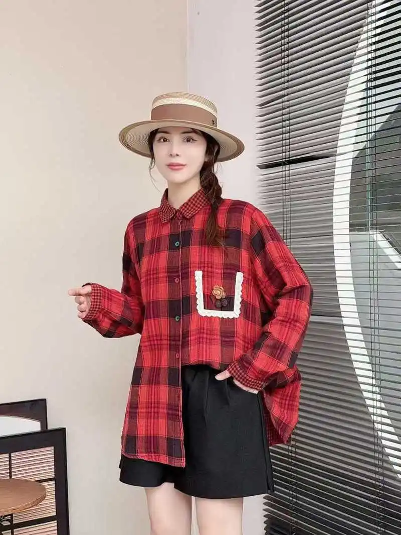 Nowa koszula z długim rękawem z bawełnianej przędzy na zimę 2025, damska koszula z klapami, haftowana w kratę, w stylu Mori Girl, vintage, casualowa, luźna bluzka w stylu OL T5N019CC