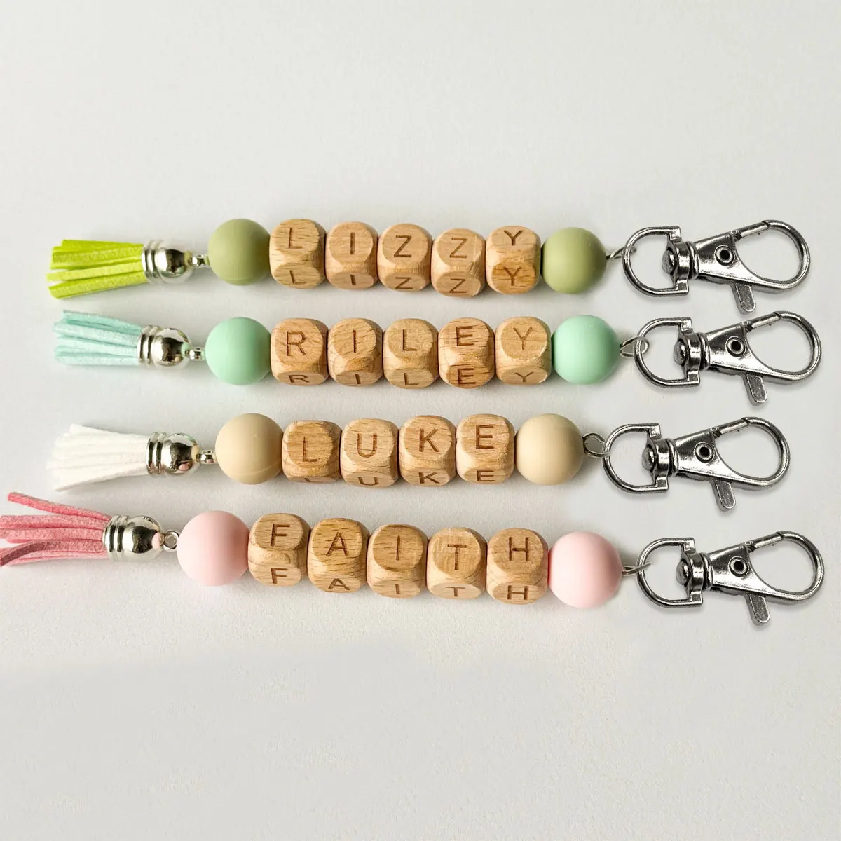 قطعة واحدة من سلسلة المفاتيح المخصصة المصنوعة من السيليكون المطرز مع عناصر شرابة متعددة الألوان، هدية قلادة فريدة من نوعها على ظهره مخصصة