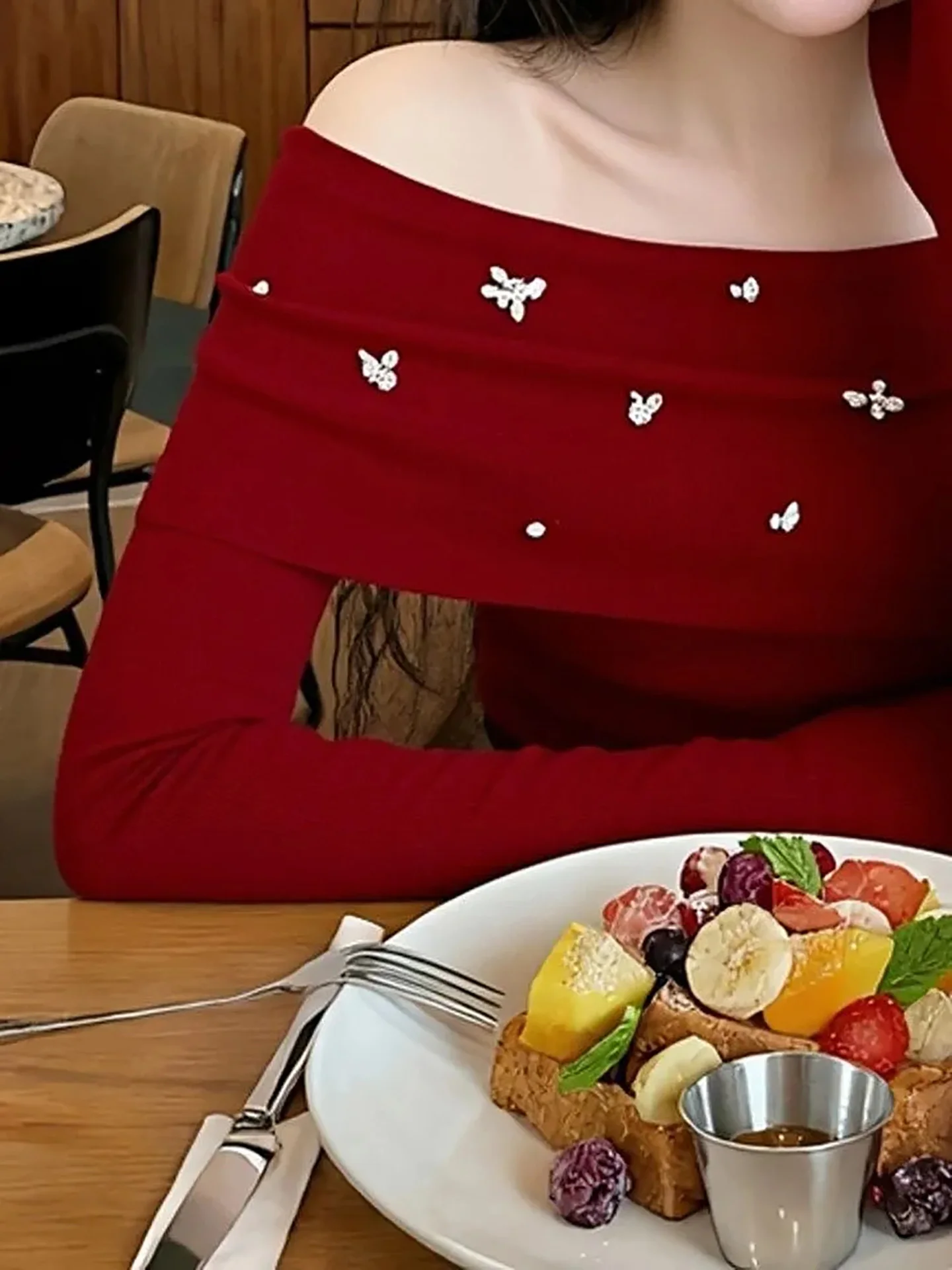 Noworoczny damski sweter z dzianiny, wiosna 2026, dopasowany krój, podkreślający figurę, z jednym ramieniem, unikalny i stylowy top.