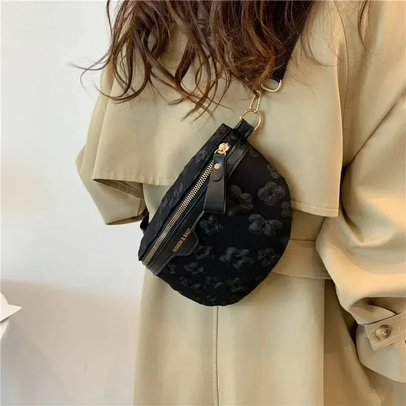 PU 2024 Nieuwe Geborduurde Mode Veelzijdige Trendy Eenvoudige Heuptas Frisse Zoete Dagelijkse Commuter Crossbody Tas Heuptasje voor Vrouwen