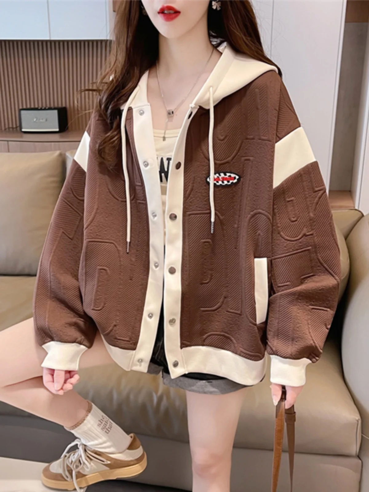 

Бейсбольные куртки красно-черные женские осенние многофункциональные декорированные короткие спортивные костюмы с защитой от пятен и удаres, устойчивые к износу, для активного отдыха