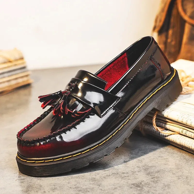

Полированная красная модная студенческая повседневная мужская обувь в английском стиле с круглым носком, лоферы с кисточками, туфли из натуральной кожи с низким вырезом