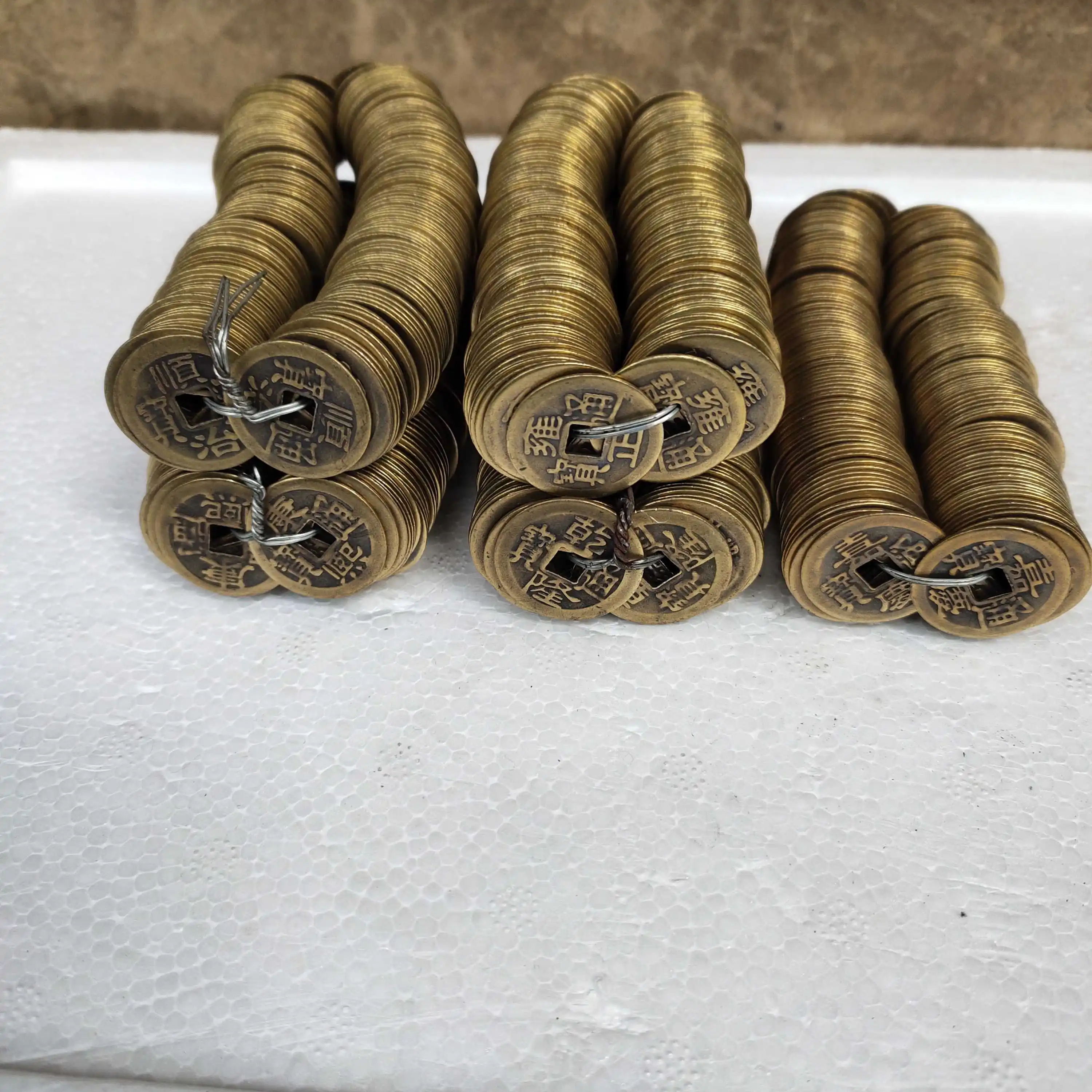 

In the first five emperors of Qing Dynasty, 2.4 cm brass and copper coins were wrapped and moistened in a string of 200 pieces.