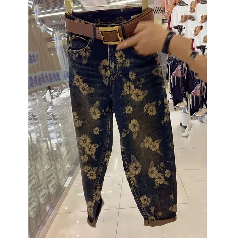 กางเกงยีนส์ทรงตรงพิมพ์ลายสไตล์เรโทรใหม่สำหรับผู้หญิง ฤดูใบไม้ผลิและฤดูใบไม้ร่วง ทรงหลวม สไตล์โจ๊กเกอร์ ฮารุน  กระดุมซิป  ใส่สบาย ลำลอง