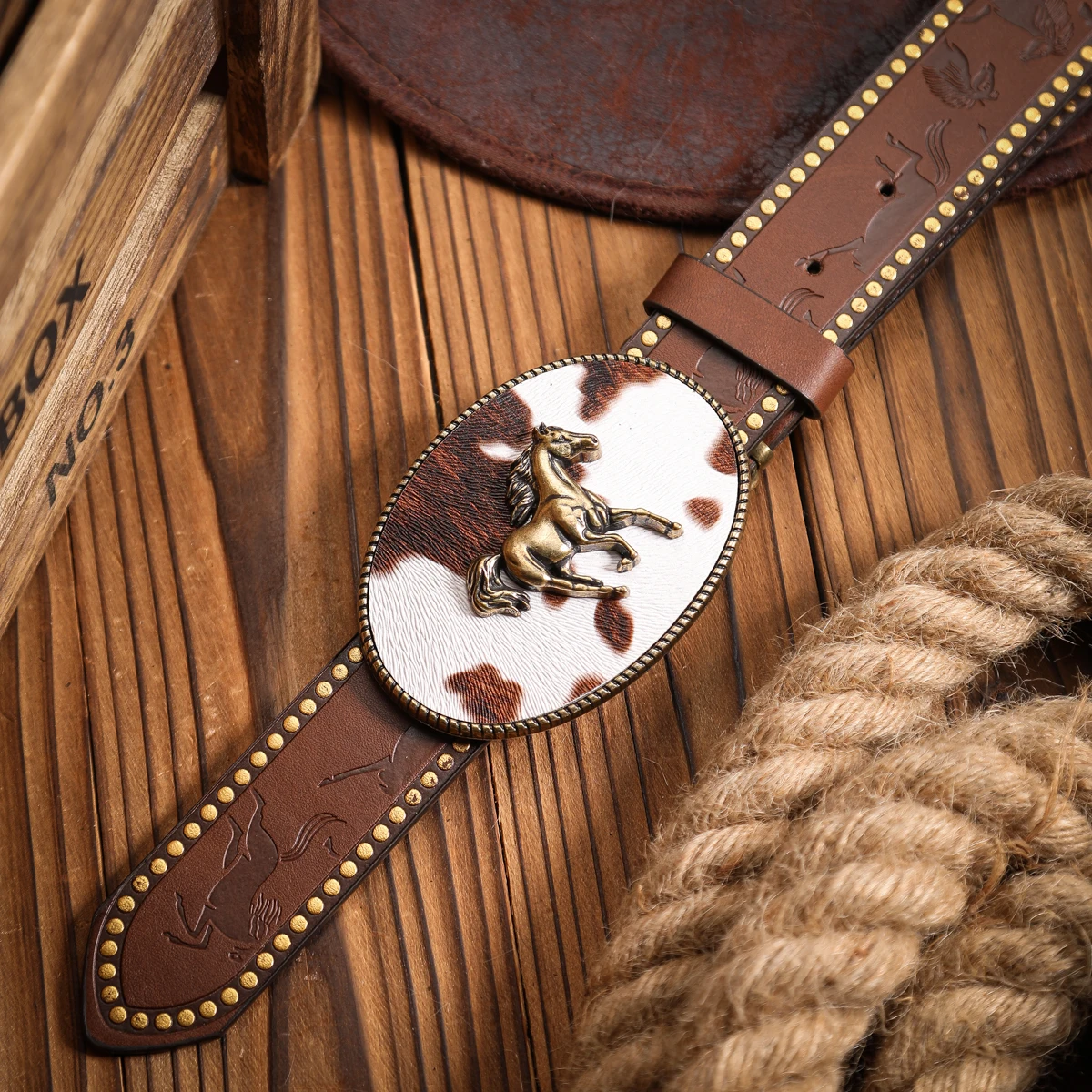 Ein PU-Ledergürtel im Western-Stil für Damen und Herren, ein klassischer und lässiger Retro-Gürtel. – Detail 4