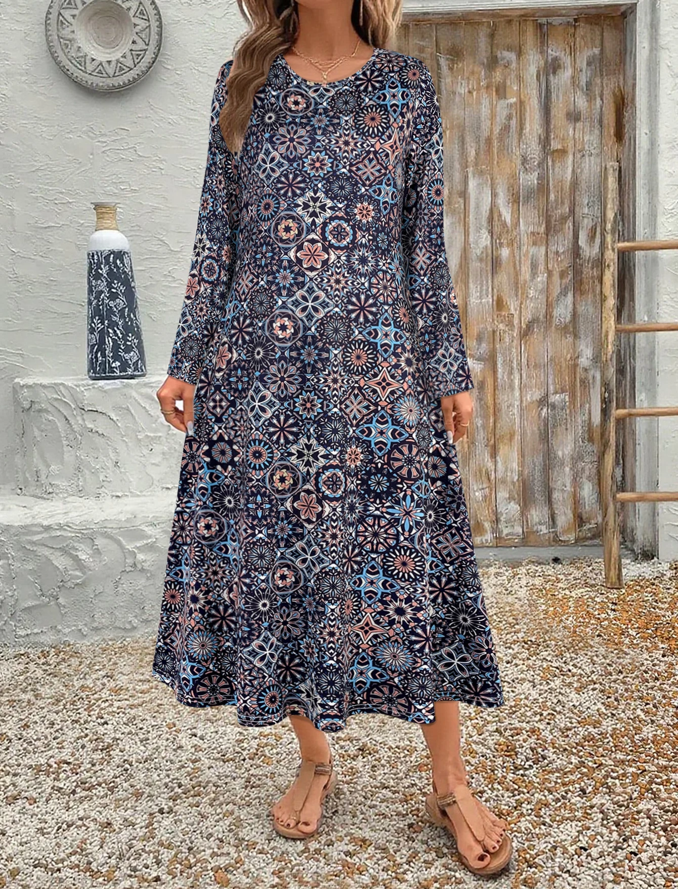 Damska sukienka midi z długim rękawem i okrągłym dekoltem, z wyrafinowanym, wielokolorowym, geometrycznym wzorem kwiatowym, w stylu casual boho i do noszenia na co dzień.