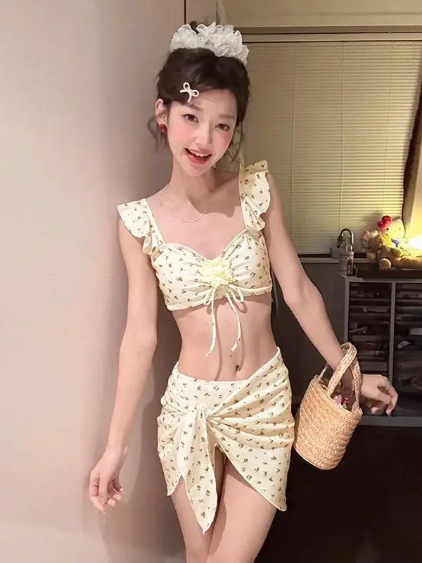 

Новый комплект бикини с цветочным принтом Sweet Pure Desire: женский купальник из трех предметов для пляжного отдыха, летний купальник в стиле юбки