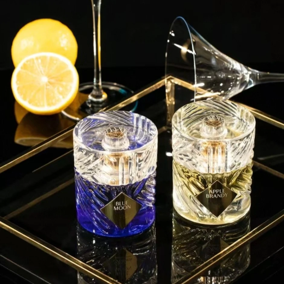 น้ำหอมแบรนด์พรีเมียม 50 มล. กลิ่นหอมสดชื่นจากผลไม้ ผสมผสานกลิ่นไม้หอมเข้มข้น กลิ่นอำพัน หรูหราและมีเสน่ห์ ให้ความรู้สึกดุจเสน่ห์อังกฤษ