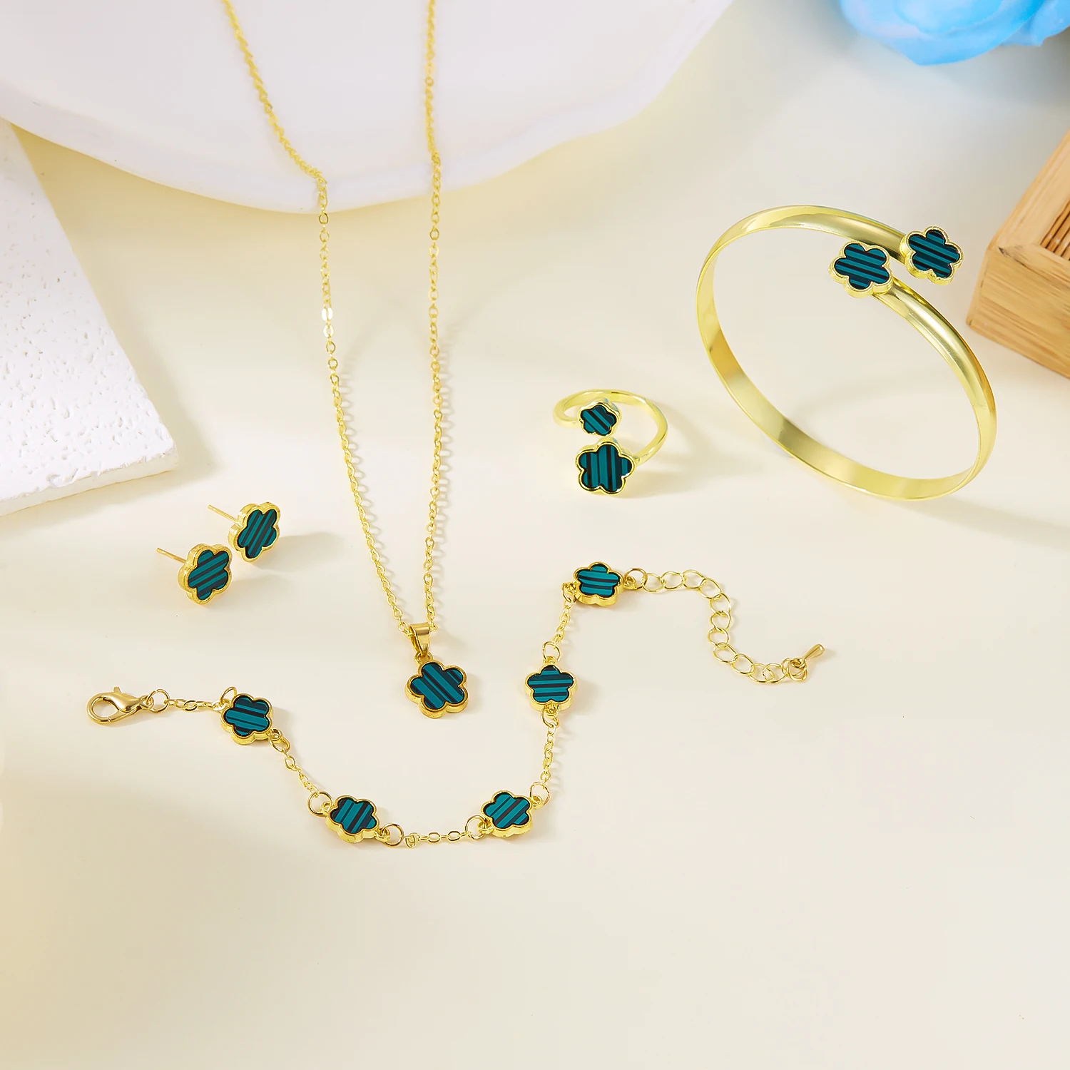 Zartes Blumenmuster Fünfblättriges Kleeblatt Armband-Halsketten-Set für Damen, Modisches Metall-Ohrring-Ring-Set, Party-Schmuck-Accessoire – Detail 4