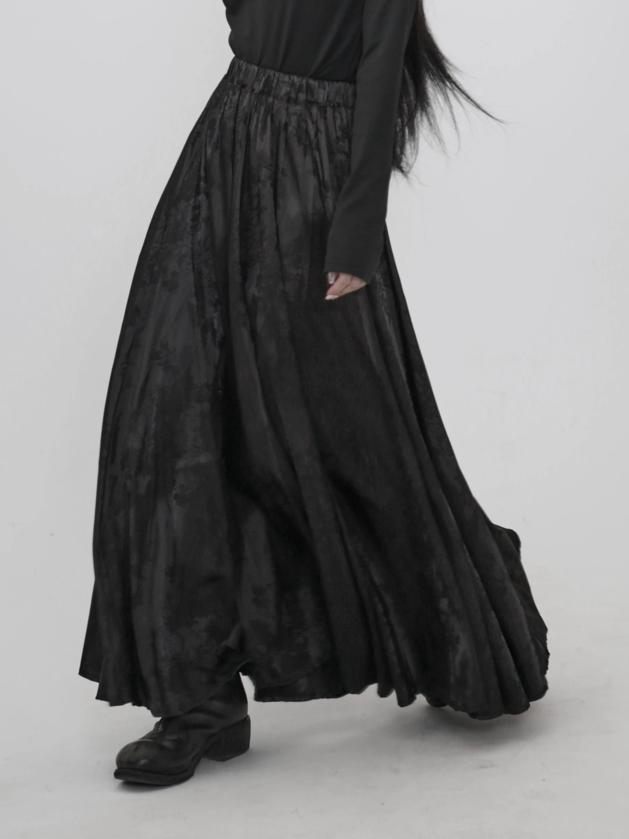 

Женская длинная юбка с асимметричным подолом, матовая, черная, струящаяся, фасона «зонтик», с высокой талией, А-силуэт, свободного кроя, для повседневной носки