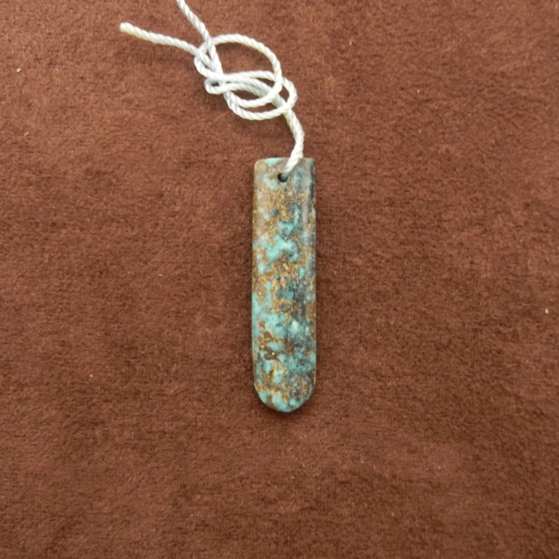 

Натуральный африканский бирюзовый длинный кулон, сине-зеленый драгоценный камень с коричневыми включениями для ремесленных ювелирных изделий ручной работы 33x8x4 мм-1,9 г