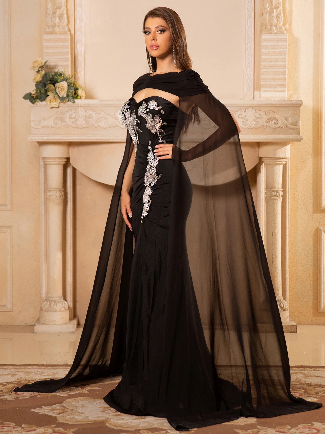 ثوب سهرة بدون حمالات مع كيب شيفون طويل وفستان سهرة بدون حمالات مطرز بالكريستال #2