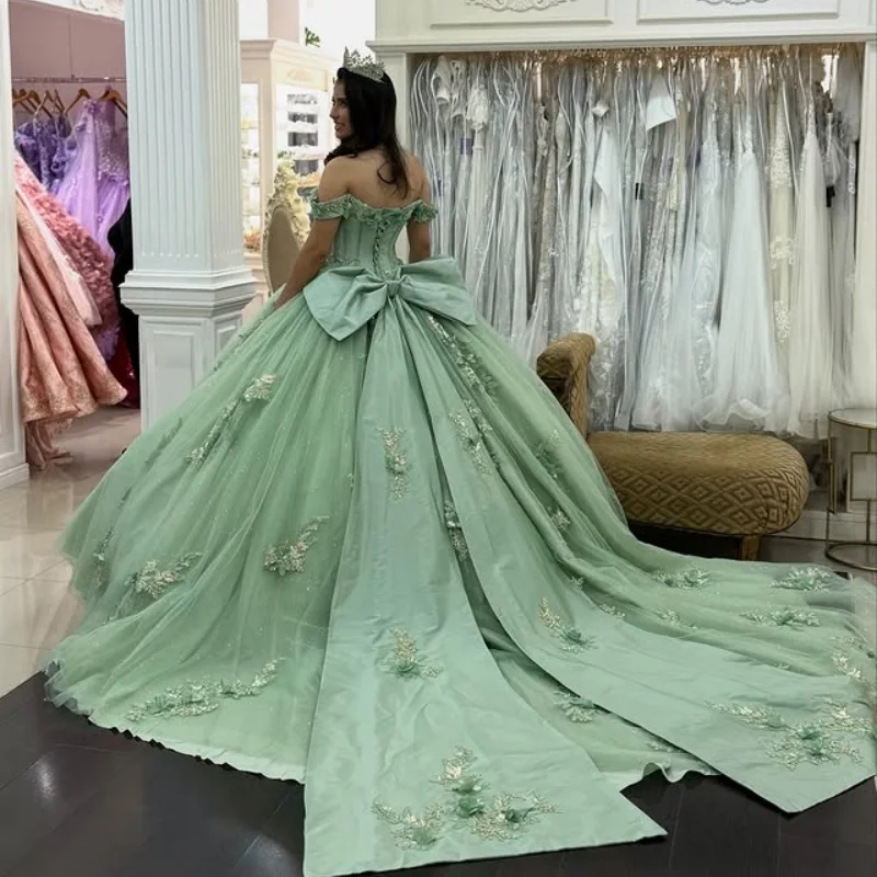 ที่กําหนดเองเงาสีเขียวมรกต Quinceanera ปิดชุดไหล่เลื่อม applique 3D ดอกไม้ยาวหาง Vestido 15 Quinceanera