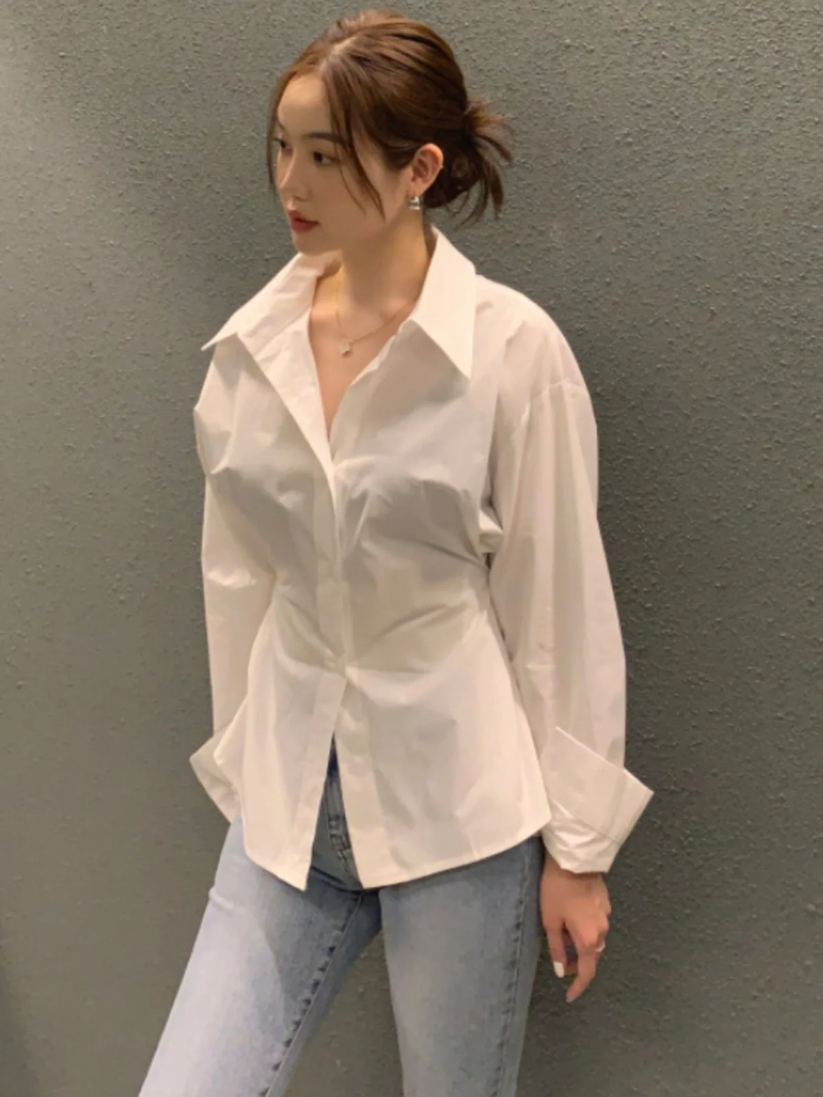 เสื้อผู้หญิงสีขาวสไตล์เรโทร คอปก รัดเอว ใส่เป็นเสื้อตัวในได้ ใช้ได้หลายแบบ ดีไซน์เล็กกะทัดรัด เหมาะสำหรับใส่ไปทำงาน